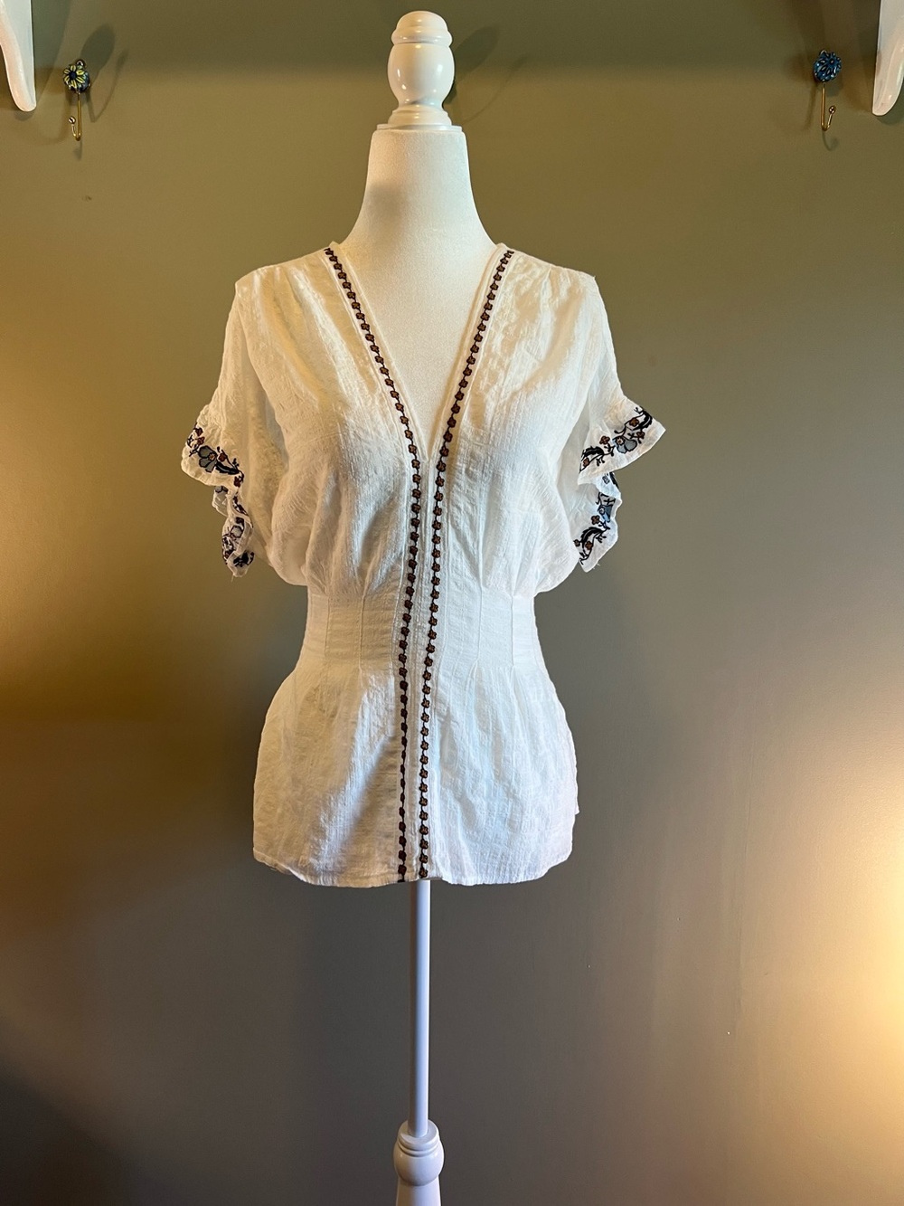 Max Studio White V-Neck Embroidered Peplum Top